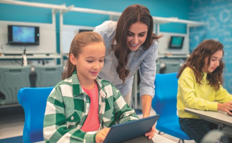 Volta às aulas com mais disciplinas e novas tecnologias nas escolas