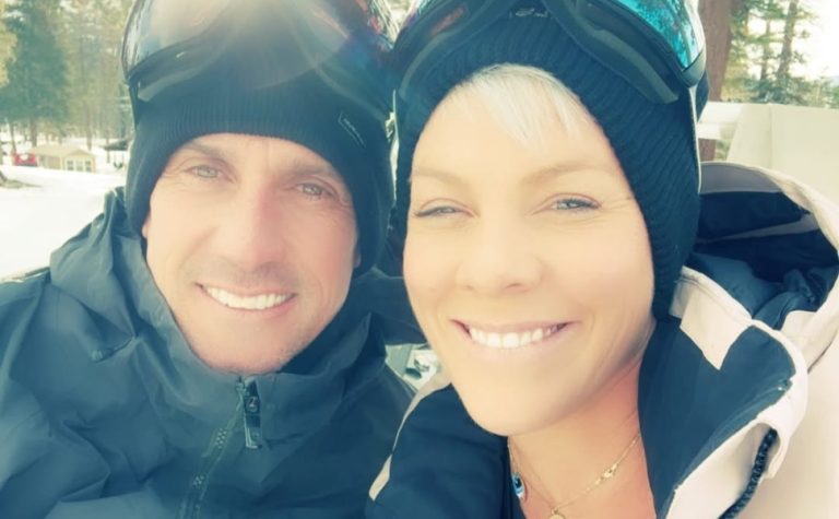 “Acabei de descobrir que estou separada”, ironiza Pink sobre rumores de separação