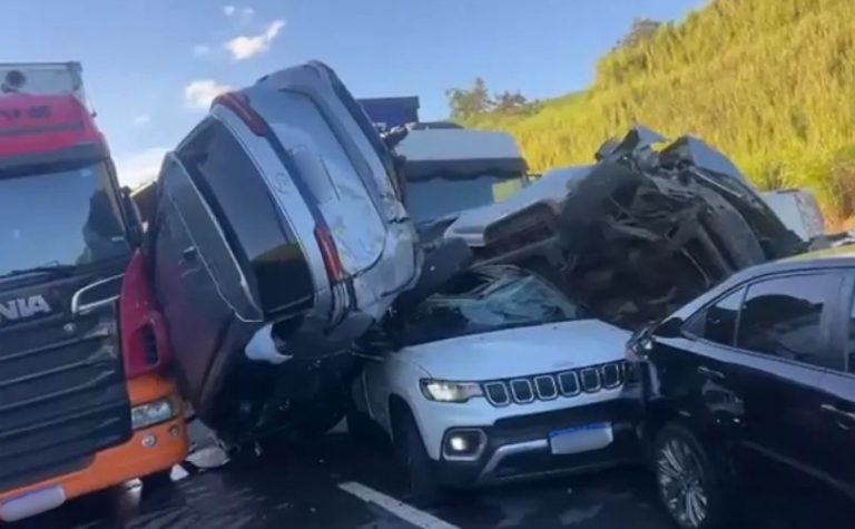Acidente com dez veículos interdita rodovia no Sul do ES