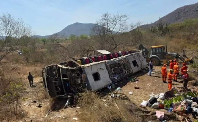 Acidente com ônibus de romeiros deixa ao menos 15 mortos no sertão de Alagoas