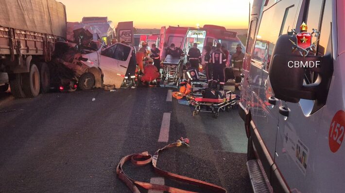 Acidente entre caminhão e van causa cinco mortes no Distrito Federal