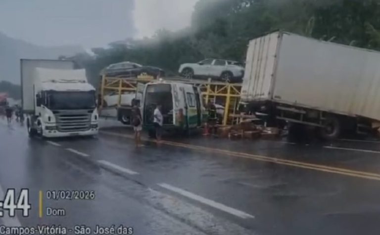 Acidente entre caminhões e ônibus de turismo interdita rodovia em Mimoso do Sul