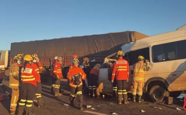 Acidente entre van e caminhão deixa 5 mortos e 11 feridos em rodovia do DF
