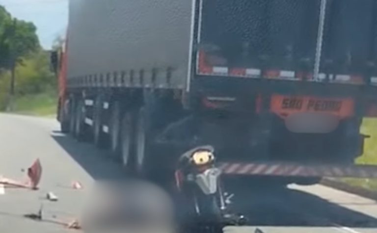 Acidente envolvendo caminhão e motocicleta deixa uma pessoa morta na Serra