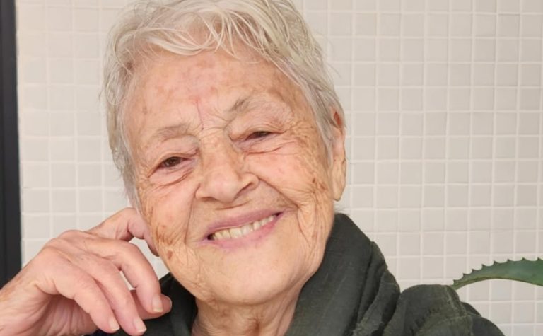 Adélia Prado recebe alta após três semanas hospitalizada