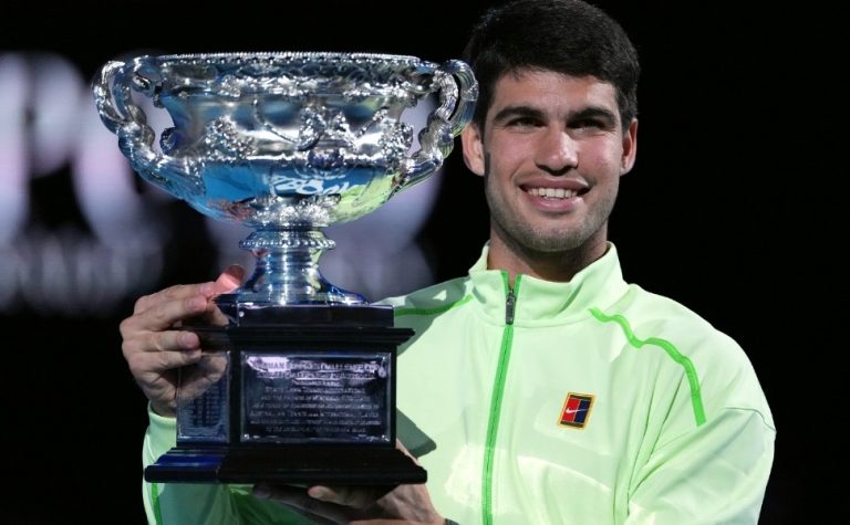 Alcaraz vira sobre Djokovic, leva o Australian Open e fecha o ciclo de Grand Slams
