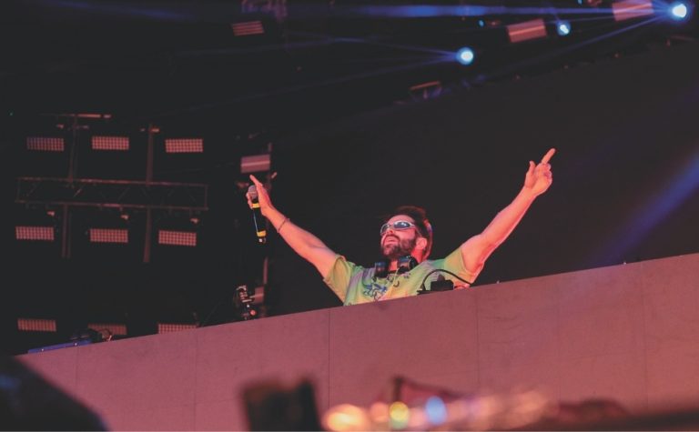 Alok comanda agito no Recife com luzes e fogos