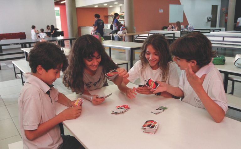 Alunos melhoraram notas após proibição de celular, dizem escolas