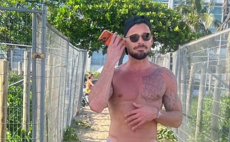Após show no Super Bowl, Ricky Martin diz estar no Rio e posta legenda em português