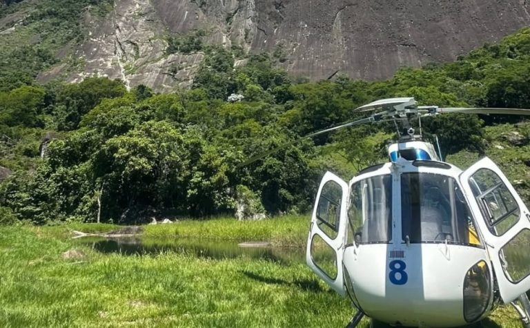 Atleta de wingsuit é resgatado por helicóptero após ficar preso em pedra em Castelo
