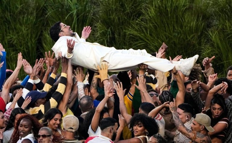 Bad Bunny bate recorde de audiência em show de intervalo do Super Bowl