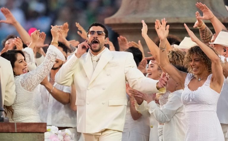 Bad Bunny homenageia América Latina no Super Bowl e diz: ‘seguimos aqui’