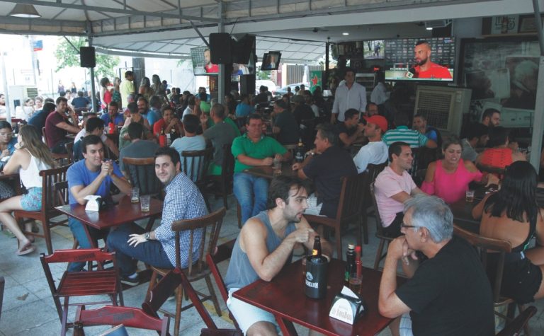 Bares e restaurantes do ES preveem a contratação de 10 mil pessoas para o Carnaval