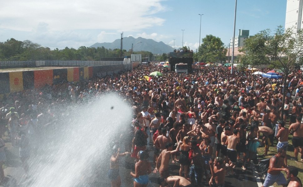Bloco Kustelão arrasta multidão em Jardim Camburi