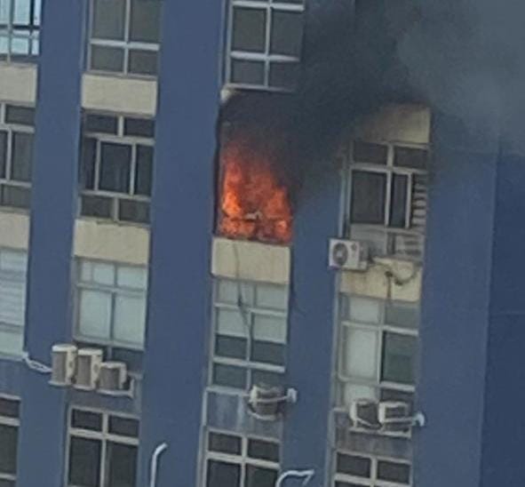 Bombeiros controlam incêndio em edifício residencial em Boa Viagem
