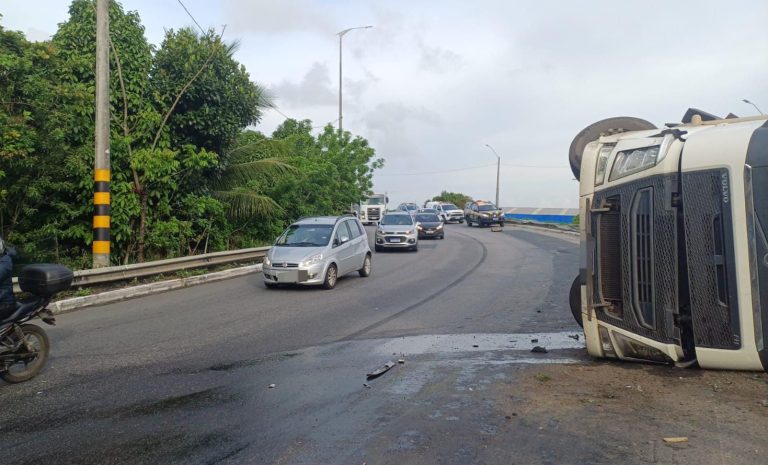 Caminhão tomba na BR-101 e deixa motorista ferido no Grande Recife
