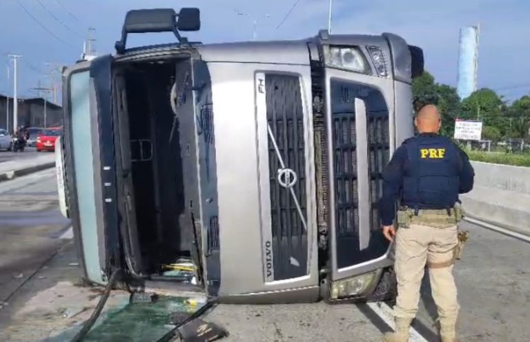 Carreta tomba na BR-232 e colisão entre motos deixa feridos na BR-101 em Pernambuco