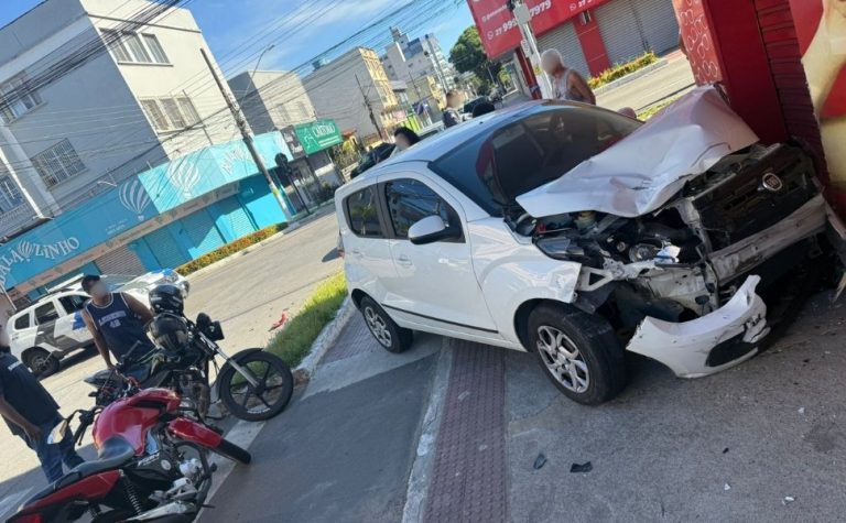 Carro e motocicleta se envolvem em acidente no Centro de Vila Velha