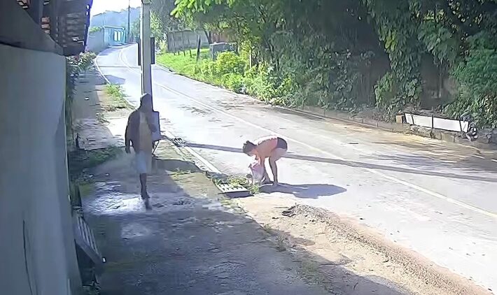 Casal é preso após abandonar bebê em bueiro em MG; criança foi amamentada por PM
