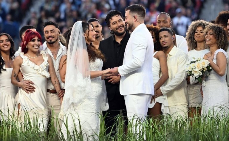 Casamento durante show de Bad Bunny no intervalo do Super Bowl foi real