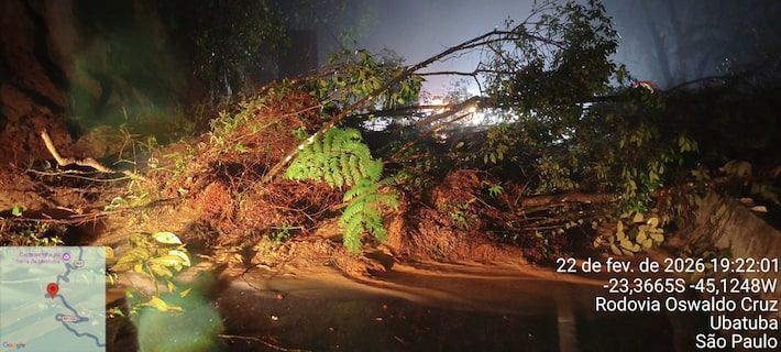Chuva causa interdição de estradas rumo ao litoral norte de São Paulo