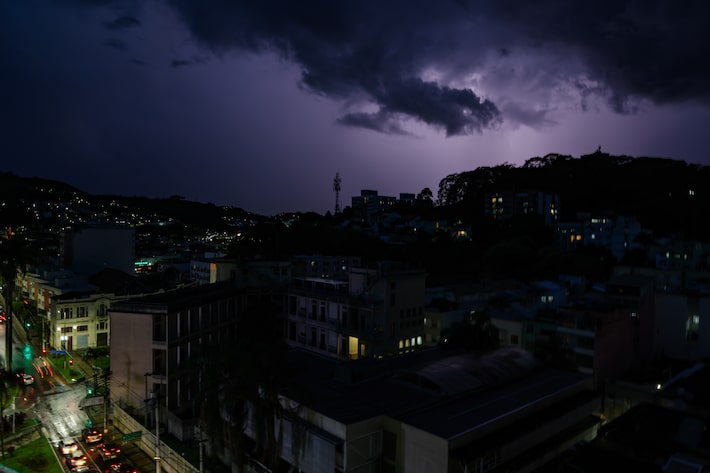 Chuva intensa volta a atingir Juiz de Fora e provoca novos desabamentos