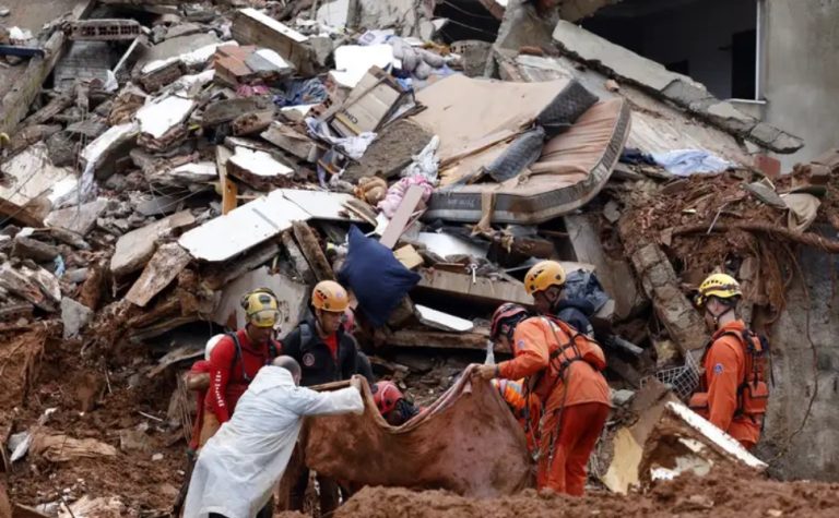 Chuva mata 55 pessoas e mobiliza oito frentes de resgate em MG