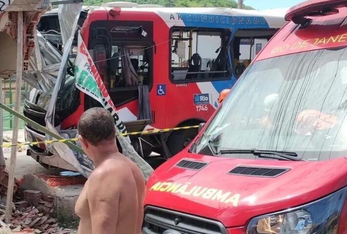Colisão entre ônibus e BRT deixa 21 feridos no RJ
