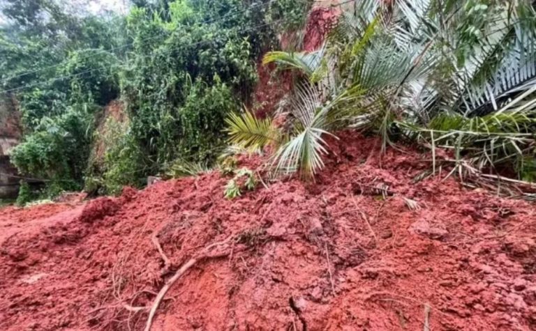 Criança de cinco anos morre soterrada em deslizamento após temporal no RJ