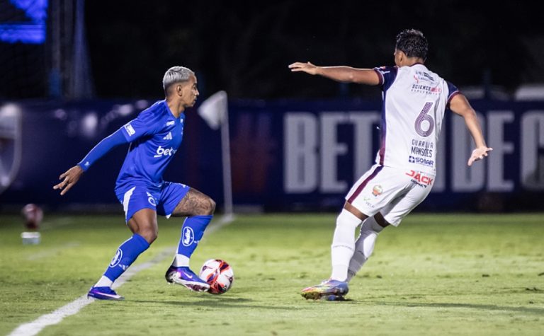 Cruzeiro marca no último lance e alivia a pressão