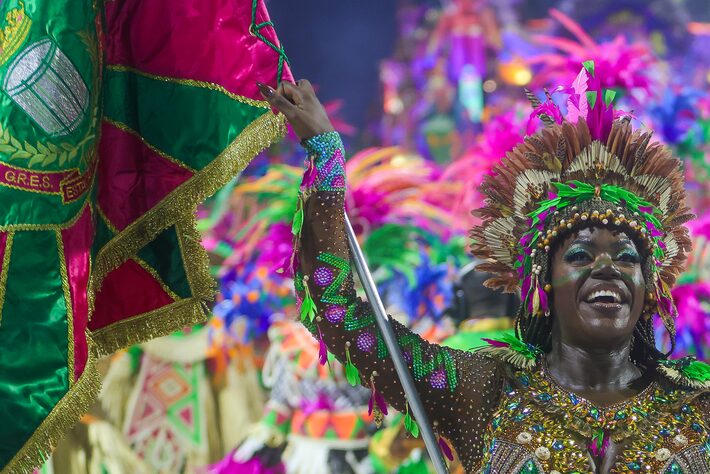 Desfile das campeãs do carnaval do Rio: onde a bandeira das escolas é mais do que um adereço