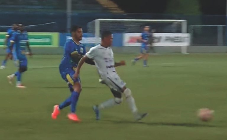Dominante, Vitória empata fora e sobe na tabela do Capixabão