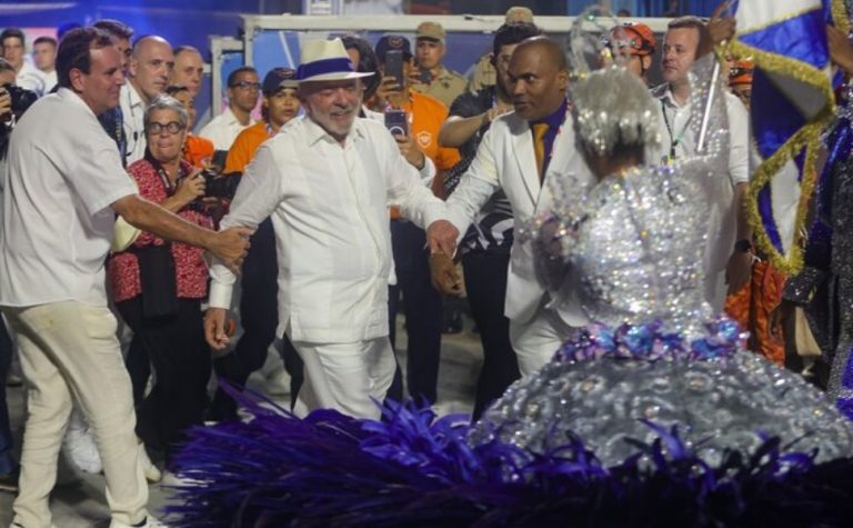 Escola que homenageou Lula no carnaval do Rio é rebaixada; veja como foi o desfile