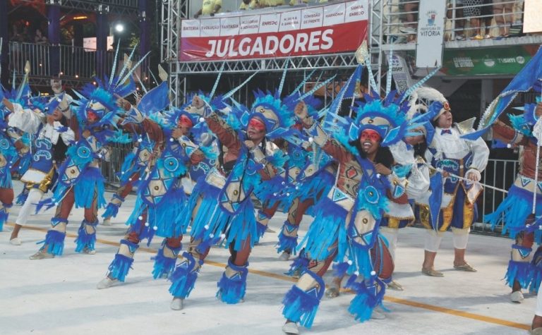 Espetáculo de luzes e criatividade no 2º dia de desfiles do Carnaval de Vitória