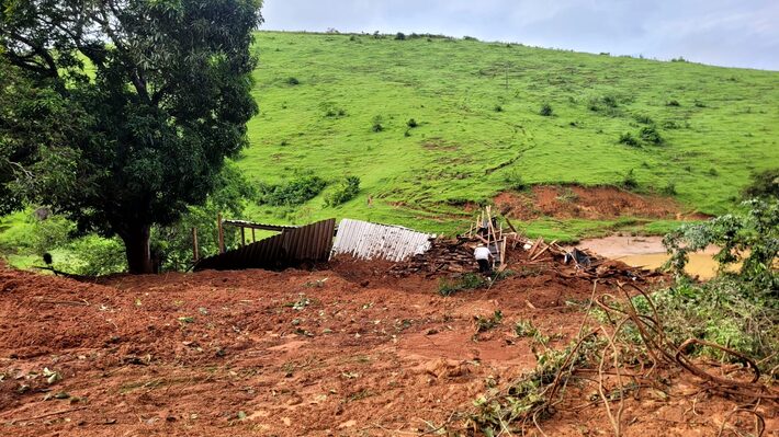 Família morre soterrada após deslizamento de terra atingir casa em MG