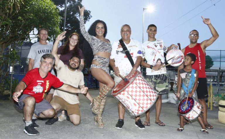 Farra em ruas de Vitória neste domingo