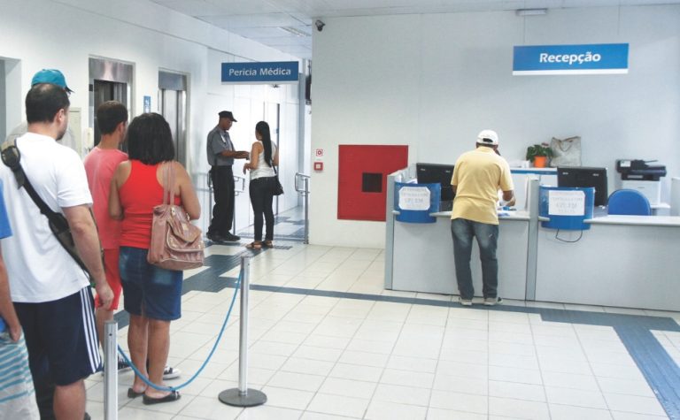 Fila dobra e já tem 60 mil pessoas à espera de benefícios do INSS