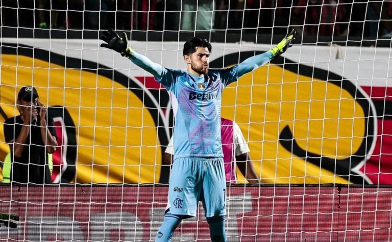 Flamengo vence Vitória com pênalti defendido por Rossi e gols fatais