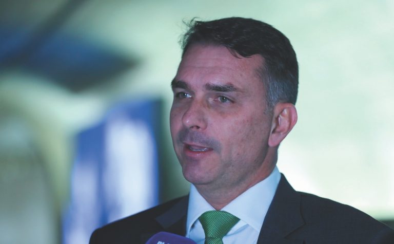 Flávio Bolsonaro critica Lula e o compara a “Opala velho”