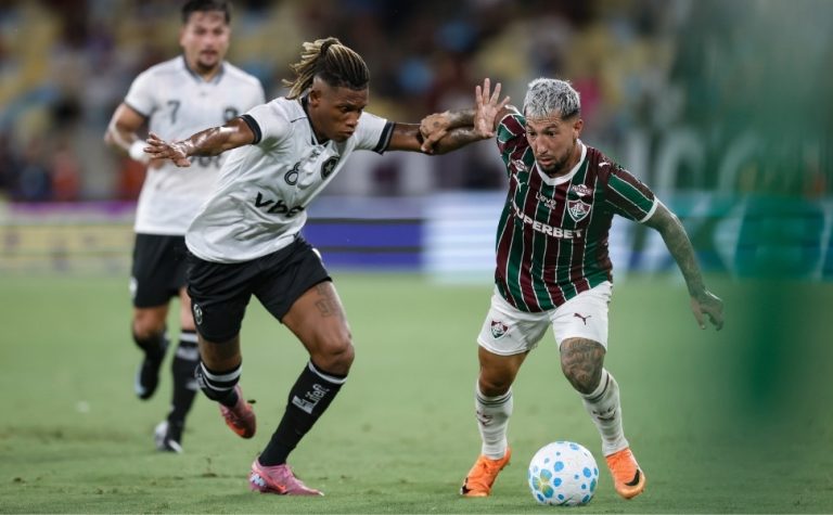 Fluminense ‘ignora’ expulsão, vence Botafogo e segue em alta no Brasileiro