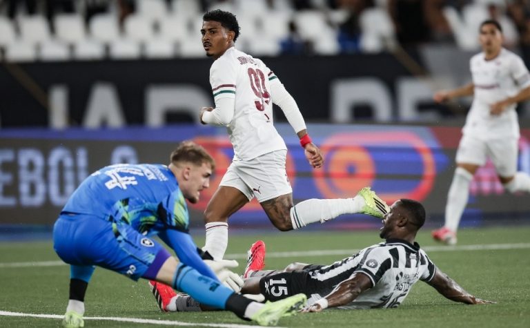 Fluminense vence o Botafogo e garante classificação no Carioca