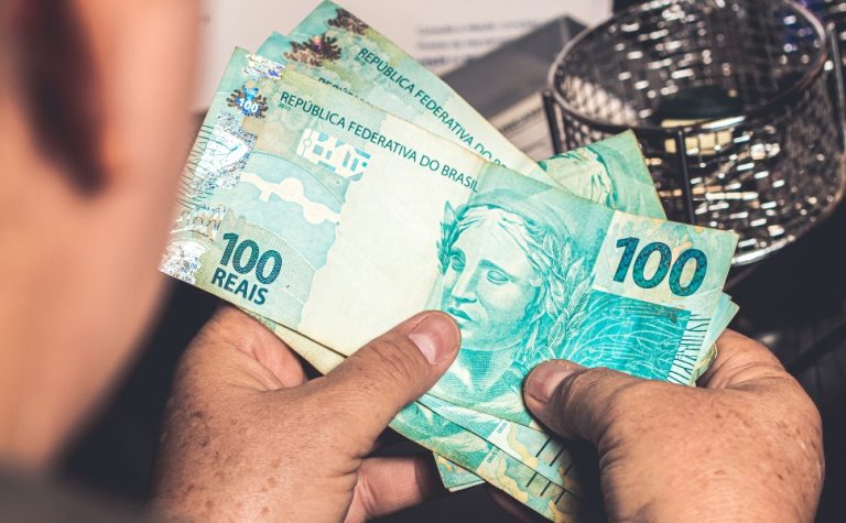 Salário mínimo de R$ 1.621 começa a ser pago nesta segunda