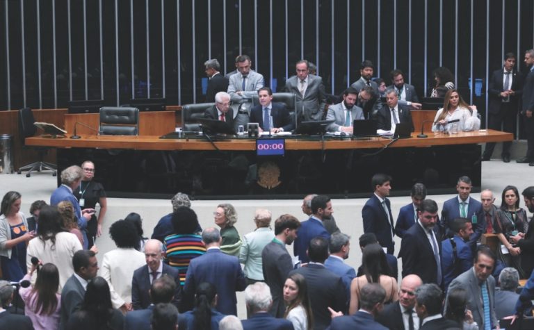 Gratificações a servidores do Congresso Nacional podem chegar a 100% do salário