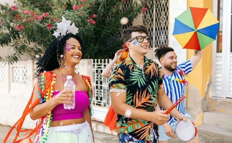 Higienizar as mãos e cuidar da alimentação são formas de evitar virose no Carnaval