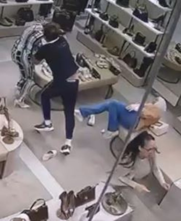 Homem agride muçulmanas com socos e tira o véu de uma delas em shopping de Foz do Iguaçu