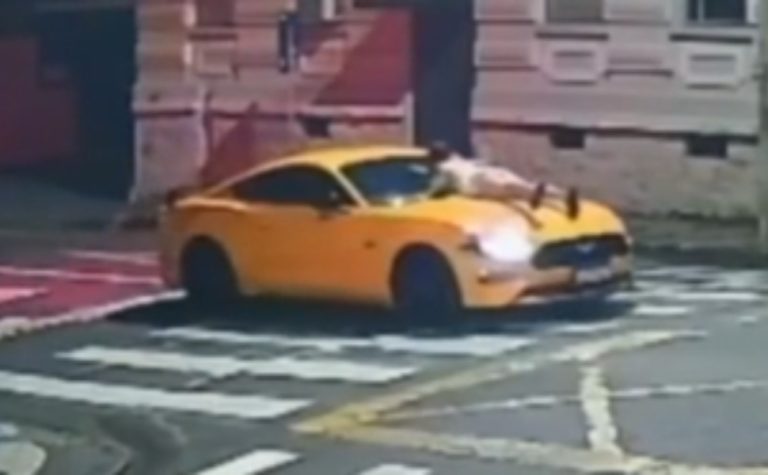 Homem é flagrado dirigindo Mustang com mulher em cima do capô em PR
