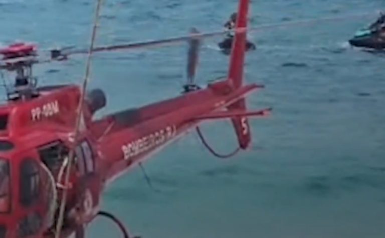 Homem morre e mulher fica em estado grave após asa-delta cair no mar no RJ