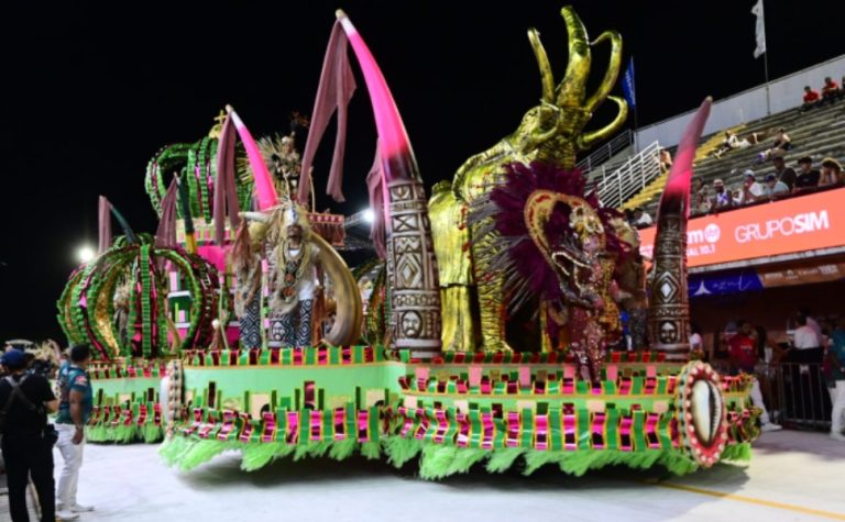 Imperatriz do Forte encerra desfiles do Grupo Especial com enredo sobre Xirê