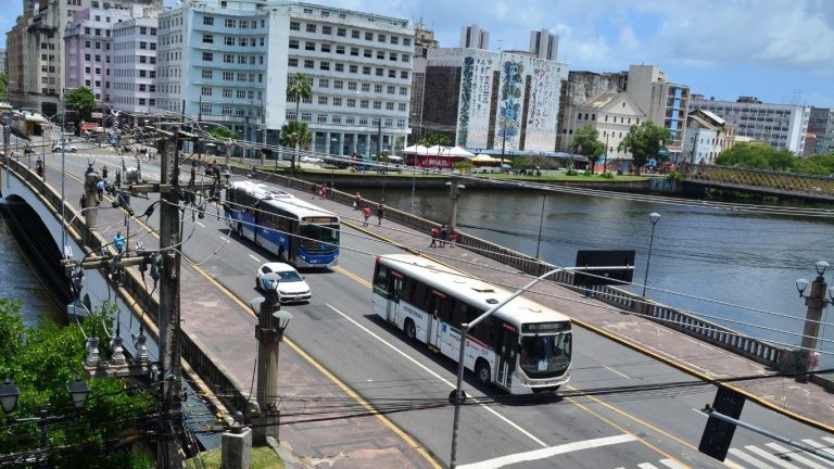 Interdição da Ponte Duarte Coelho para montagem do Galo altera itinerário de ônibus