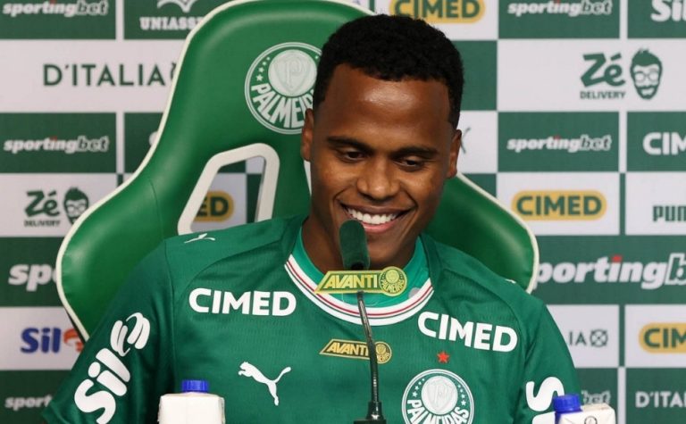 Jhon Arias é apresentado e chega animado ao Palmeiras